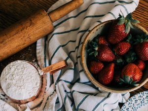 Preview wallpaper strawberries, flour, eggs, cooking