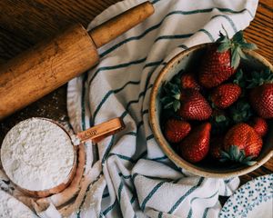 Preview wallpaper strawberries, flour, eggs, cooking