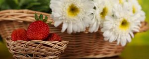 Preview wallpaper strawberries, flowers, basket, berries