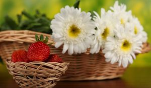 Preview wallpaper strawberries, flowers, basket, berries
