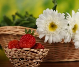 Preview wallpaper strawberries, flowers, basket, berries