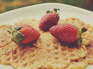 Preview wallpaper strawberries, food, berries