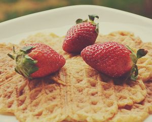 Preview wallpaper strawberries, food, berries