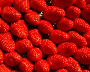 Preview wallpaper strawberries, fruit, berry, macro