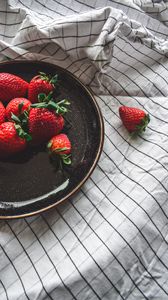 Preview wallpaper strawberries, fruit, dish, cloth