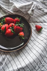 Preview wallpaper strawberries, fruit, dish, cloth