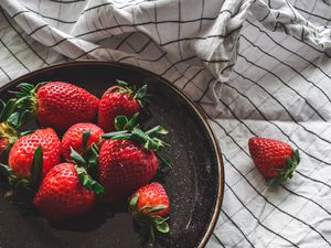 Preview wallpaper strawberries, fruit, dish, cloth