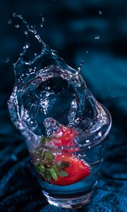 Preview wallpaper strawberries, glass, splash, spray