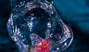 Preview wallpaper strawberries, glass, splash, spray