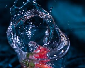 Preview wallpaper strawberries, glass, splash, spray