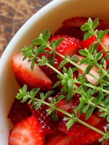 Preview wallpaper strawberries, herb, bowl, berry