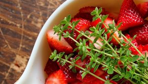 Preview wallpaper strawberries, herb, bowl, berry