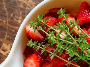 Preview wallpaper strawberries, herb, bowl, berry