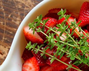 Preview wallpaper strawberries, herb, bowl, berry