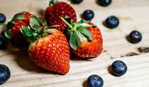 Preview wallpaper strawberries, leaves, berries, macro