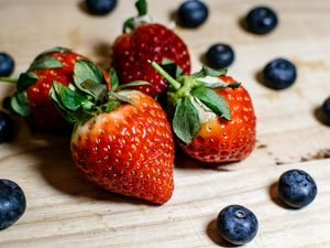 Preview wallpaper strawberries, leaves, berries, macro