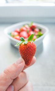 Preview wallpaper strawberries, leaves, fingers, food