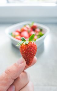 Preview wallpaper strawberries, leaves, fingers, food