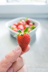 Preview wallpaper strawberries, leaves, fingers, food