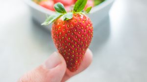 Preview wallpaper strawberries, leaves, fingers, food