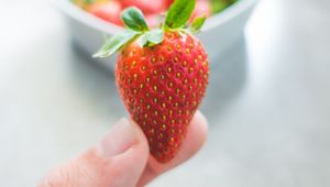 Preview wallpaper strawberries, leaves, fingers, food