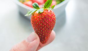 Preview wallpaper strawberries, leaves, fingers, food