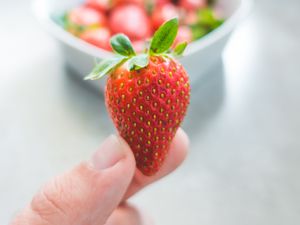 Preview wallpaper strawberries, leaves, fingers, food