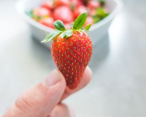 Preview wallpaper strawberries, leaves, fingers, food