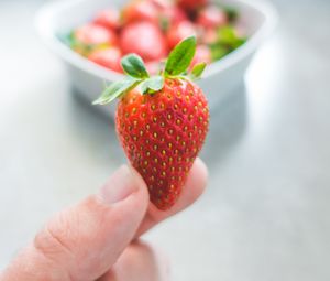 Preview wallpaper strawberries, leaves, fingers, food