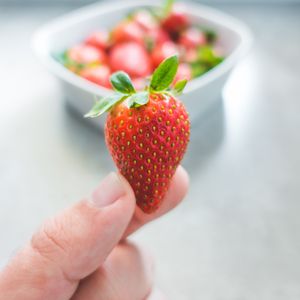 Preview wallpaper strawberries, leaves, fingers, food