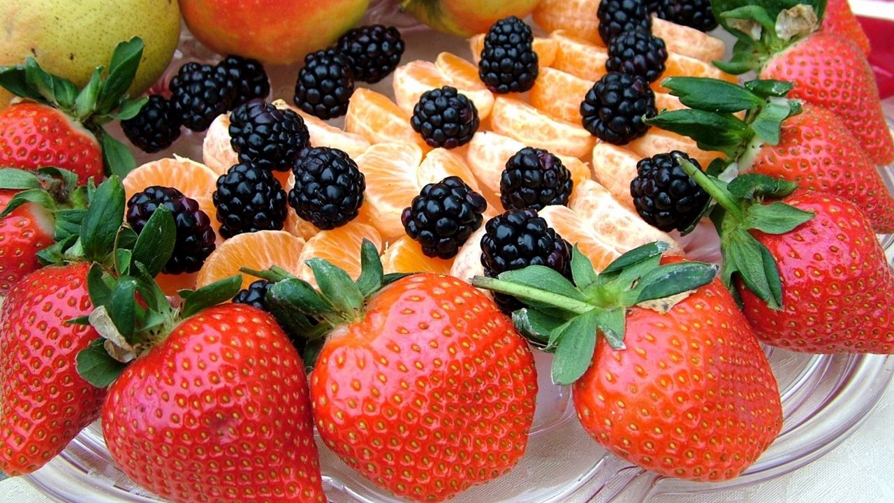Wallpaper strawberries, mandarins, blackberries, apples