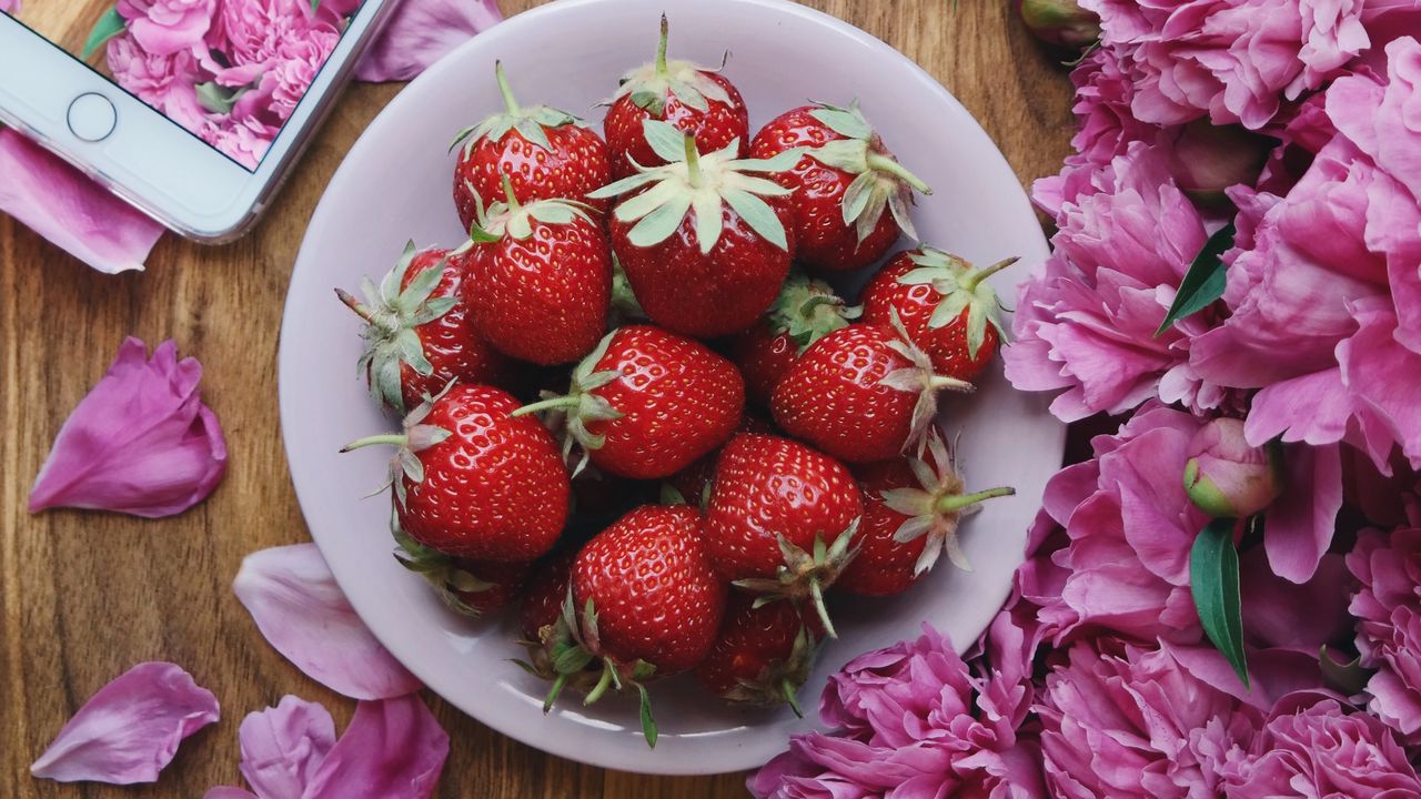 Wallpaper strawberries, peonies, flowers, phone