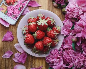 Preview wallpaper strawberries, peonies, flowers, phone