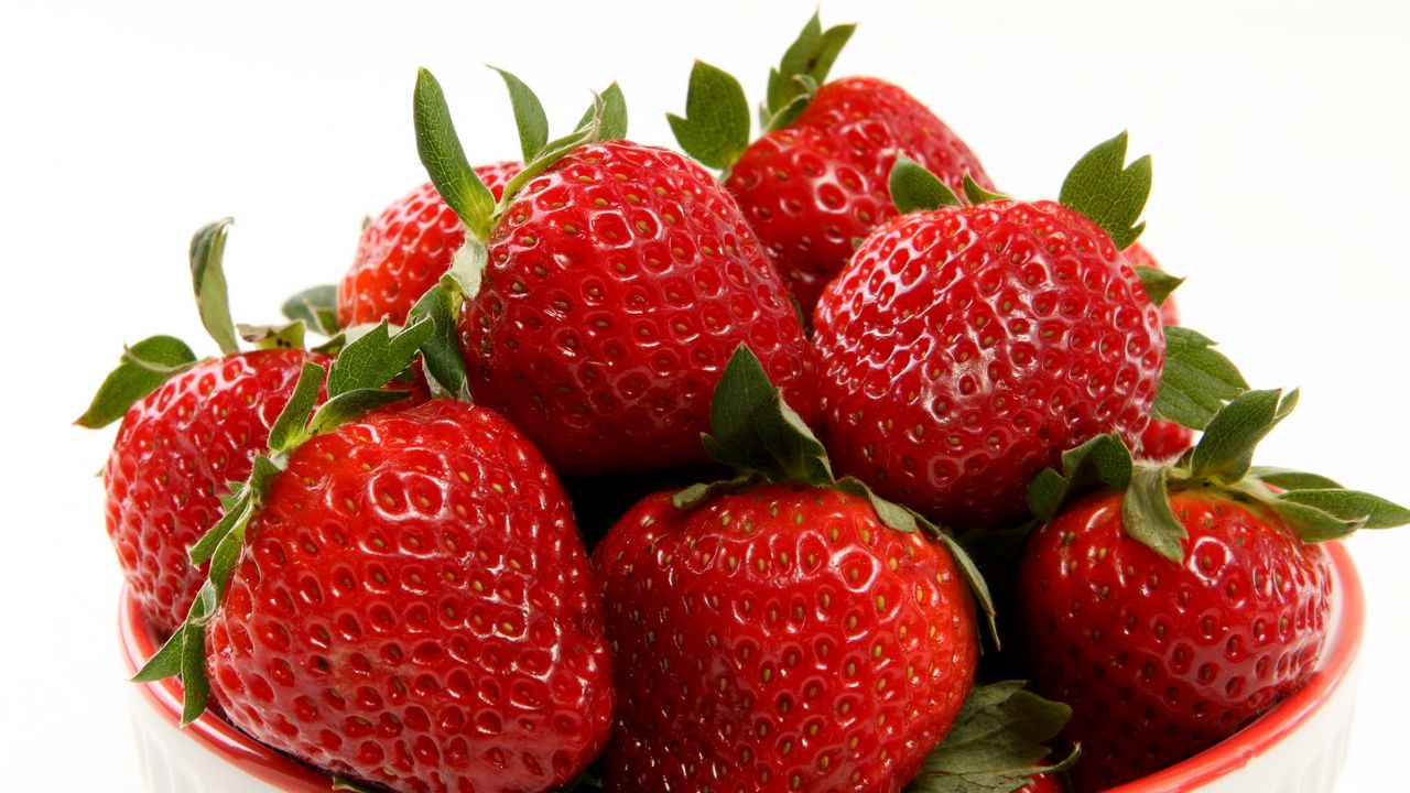 Wallpaper strawberries, plate, food, sweet