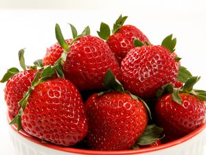 Preview wallpaper strawberries, plate, food, sweet