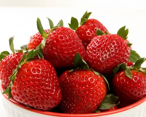 Preview wallpaper strawberries, plate, food, sweet