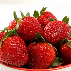 Preview wallpaper strawberries, plate, food, sweet