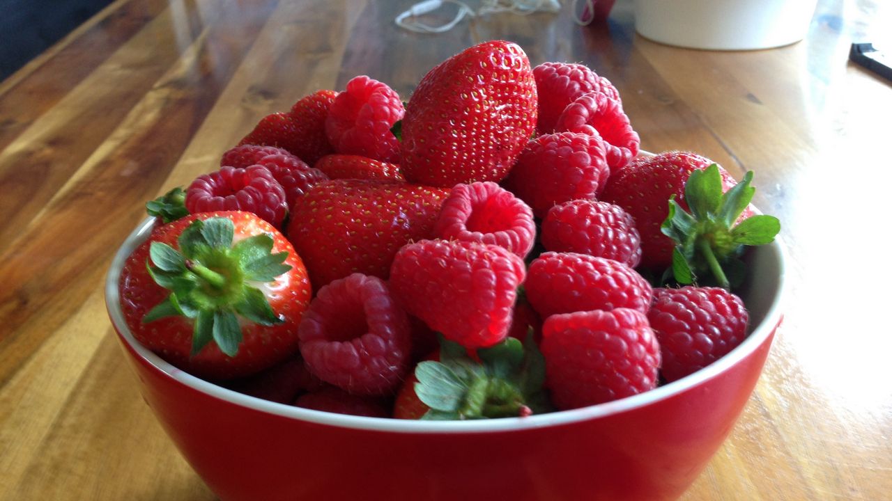 Wallpaper strawberries, raspberries, berry, cup