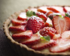 Preview wallpaper strawberries, slices, pie, dessert