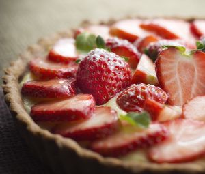 Preview wallpaper strawberries, slices, pie, dessert