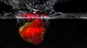 Preview wallpaper strawberries, splashes, splash, berry