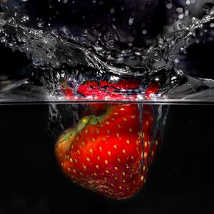 Preview wallpaper strawberries, splashes, splash, berry