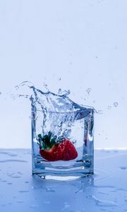 Preview wallpaper strawberries, spray, splash, glass