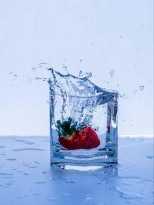 Preview wallpaper strawberries, spray, splash, glass