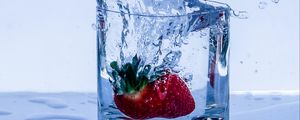 Preview wallpaper strawberries, spray, splash, glass