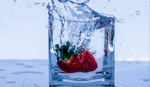 Preview wallpaper strawberries, spray, splash, glass