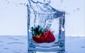 Preview wallpaper strawberries, spray, splash, glass