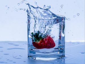 Preview wallpaper strawberries, spray, splash, glass