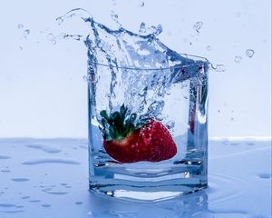 Preview wallpaper strawberries, spray, splash, glass