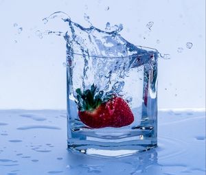 Preview wallpaper strawberries, spray, splash, glass